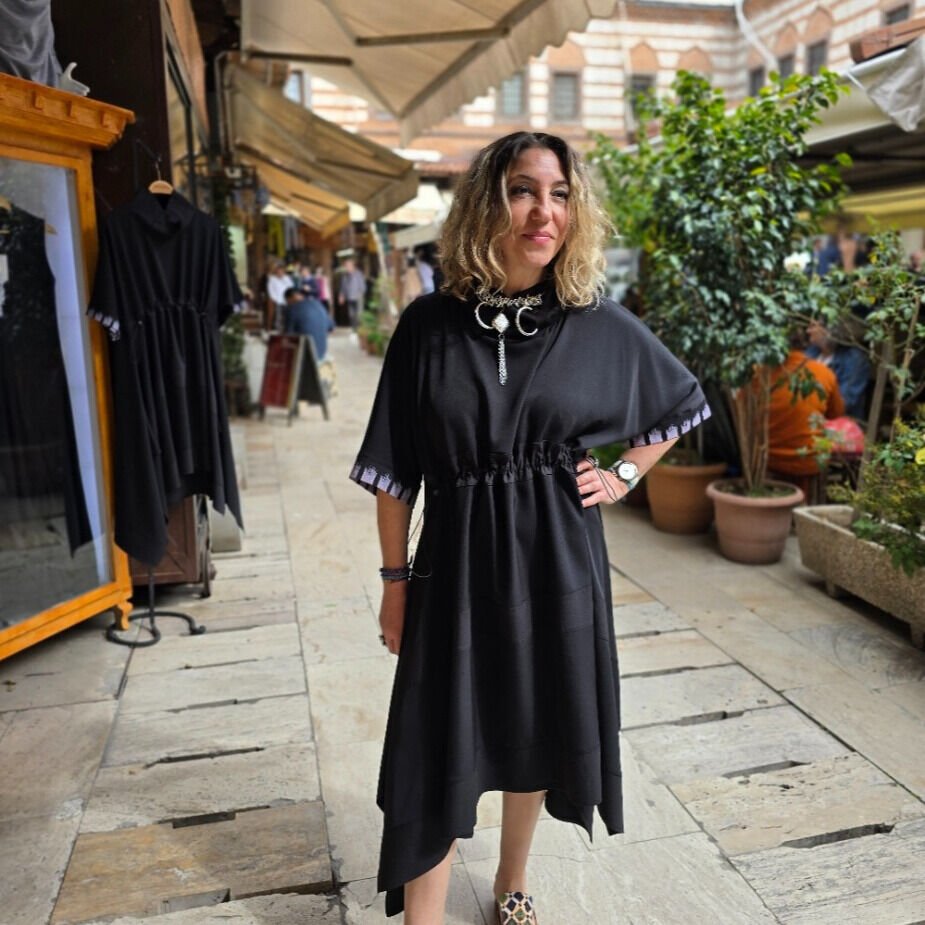 Siyah Kısa Kollu Asimetrik Elbise – Trend Tasarım