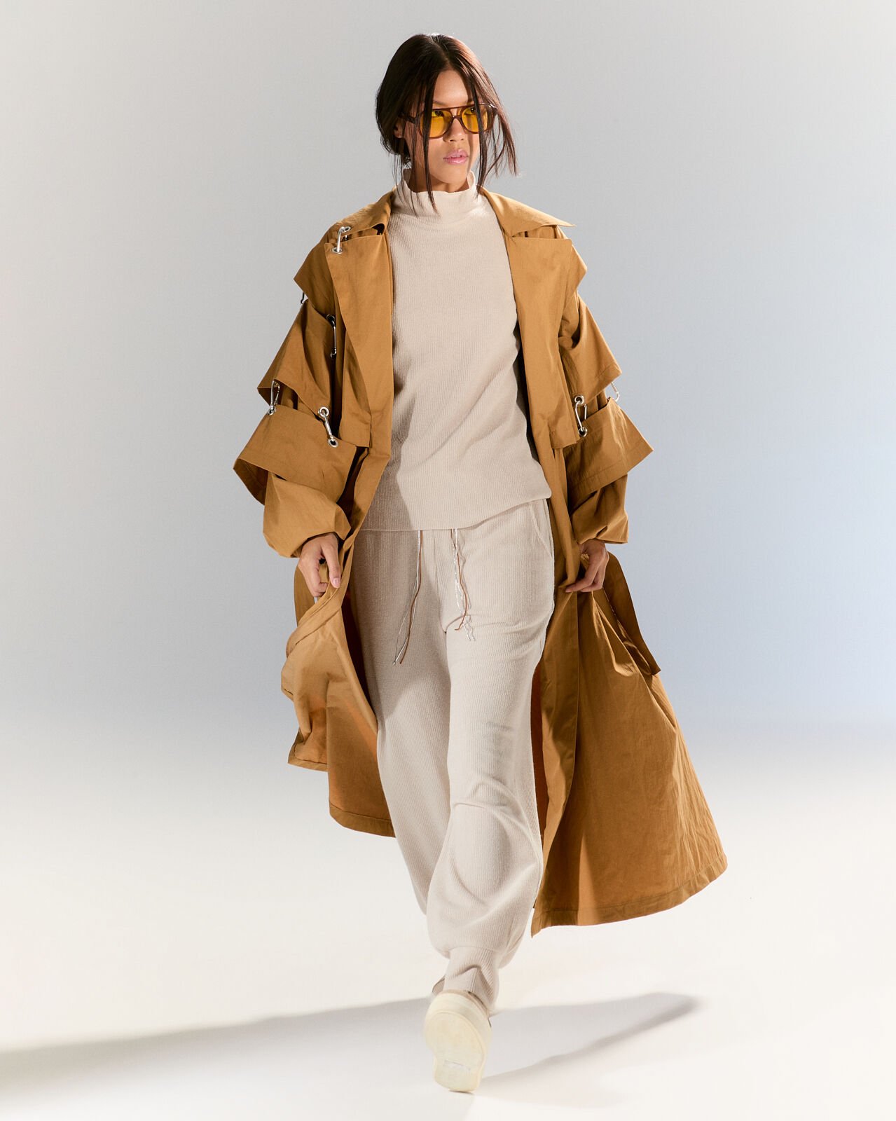 Oversize Karamel Rengi Trençkot – Mevsimlik Uzun Kadın Mont