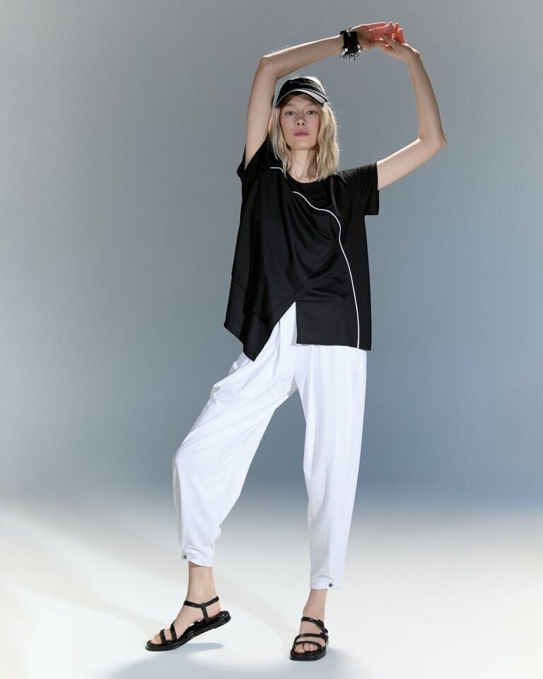 Keskin Çizgi Siyah Asimetrik Bluz